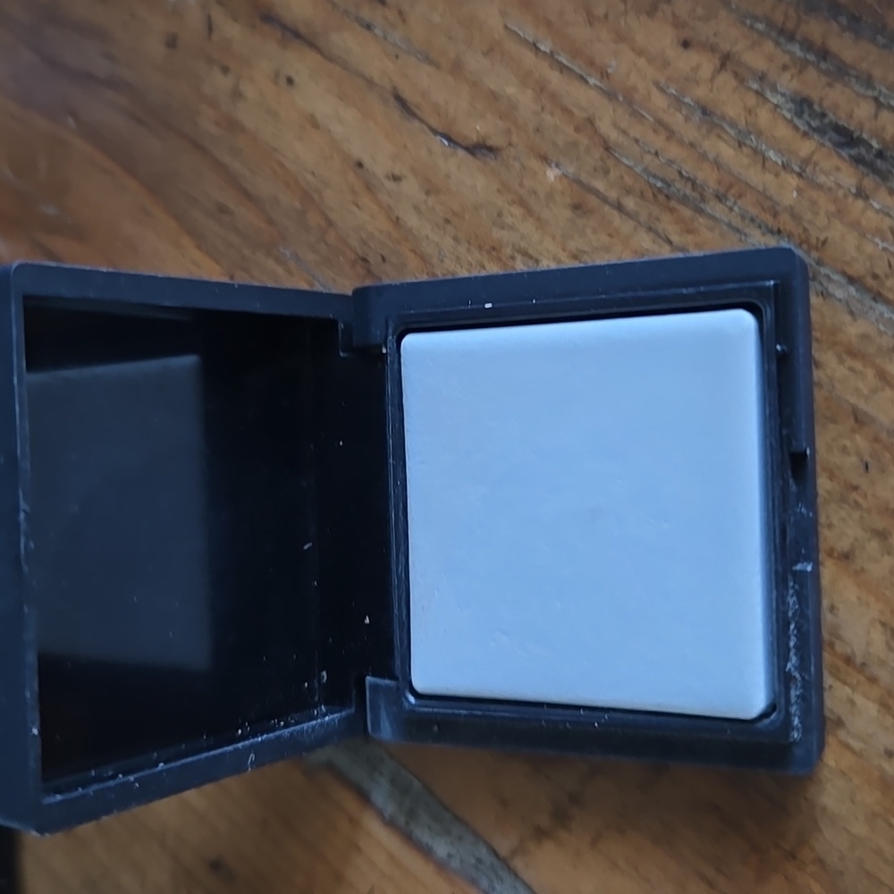 NARS Color Design Eyeshadow Palette And Nars Translucent Powder Sample - Picture 3 of 5